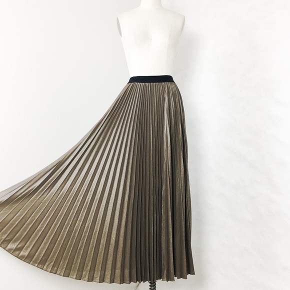 BCBGMaxAzria Dresses & Skirts - BCBGMAXAZRIA SUNBURST PLEATED SKIRT